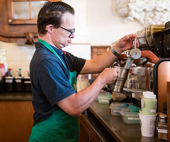 Un barista prépare un café