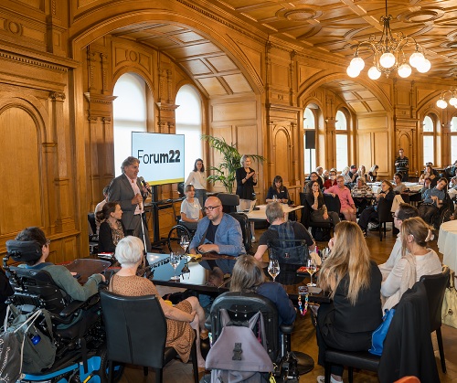 Plusieurs personnes au Palais fédéral lors d'une réunion de réseautage organisée par Forum22