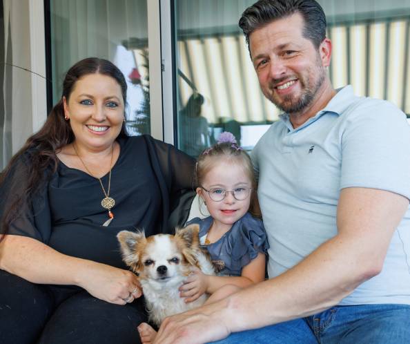 Amélia con i suoi genitori e il suo cane