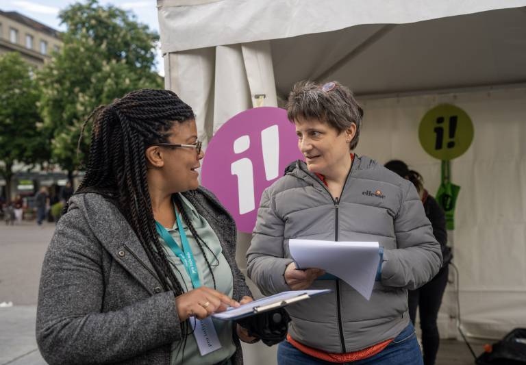 Due donne parlano dell'iniziativa di inclusione nella piazza federale