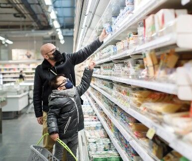 Ein kleinwüchsiger junger Mann beim Einkaufen