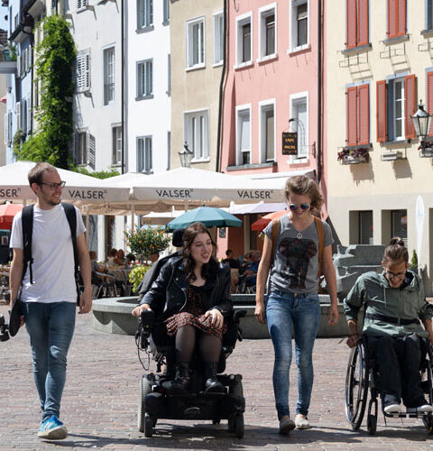 Un gruppo di persone (due in sedia a rotelle) a Coira