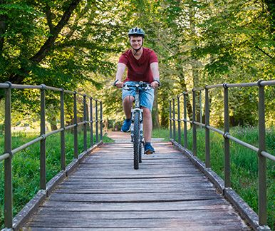 Bambino biondo con disabilità al parco giochi sulla rete di arrampicata con accanto la madre. Bambino biondo con disabilità al parco giochi sulla rete di arrampicata con accanto la madre.
