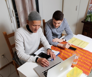 Zuerich_Begleiter_mit_Klient_in_seiner_Wohnung.jpg