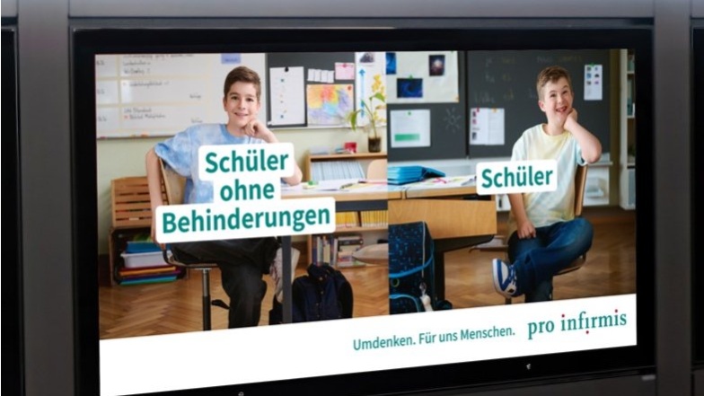 Kampagnenplakat mit zwei Schülern im Klassenzimmer: links mit der Beschriftung «Schüler ohne Behinderungen», rechts mit der Beschriftung «Schüler».