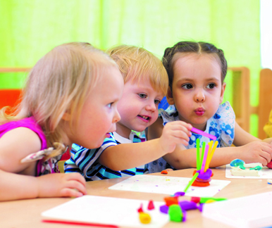 Kinder in der Kindertagesstätte am Spielen