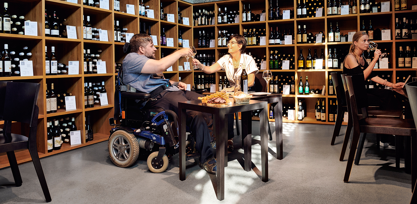 © Vaud Promotion – Catherine Gailloud Mit einer interaktiven Karte können Rollstuhlfahrer im Voraus abklären, ob ein Gebäude für sie zugänglich ist. Zum Beispiel das das Vinorama in Lavaux ...