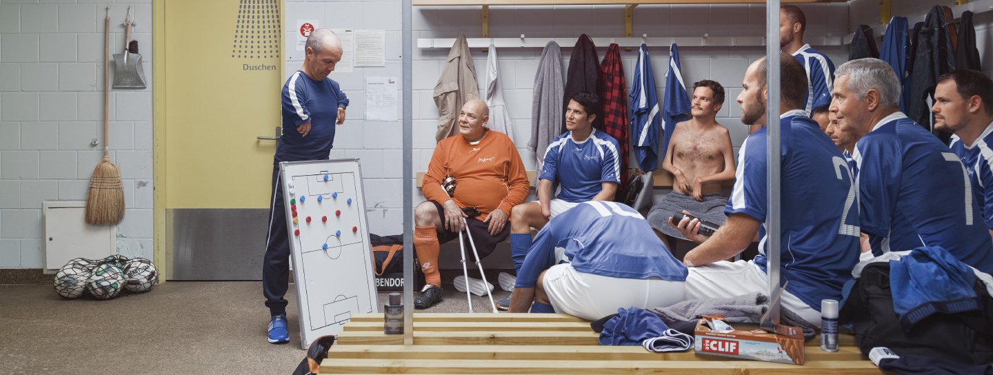 Publicité pour les équipements de football Galaxus : même image, mais les protagonistes sont des personnes handicapées