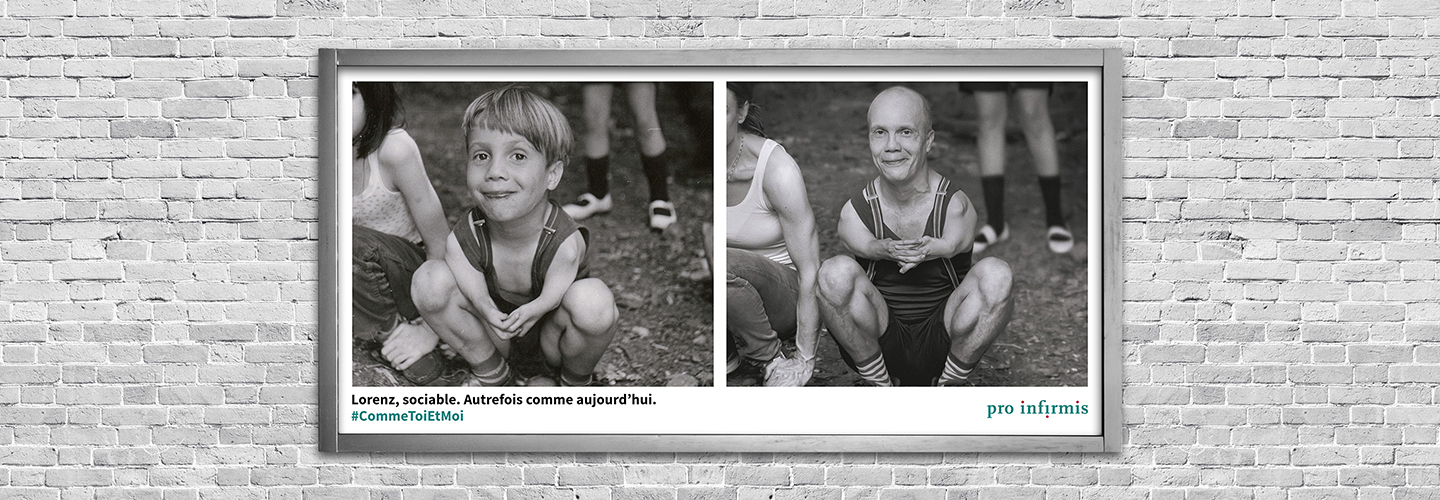 Lorenz, sociable. Autrefois comme aujourd’hui. À gauche, un petit garçon accroupi dans la forêt, entouré d’autres personnes. À droite, la même personne désormais adulte rejoue la scène.
