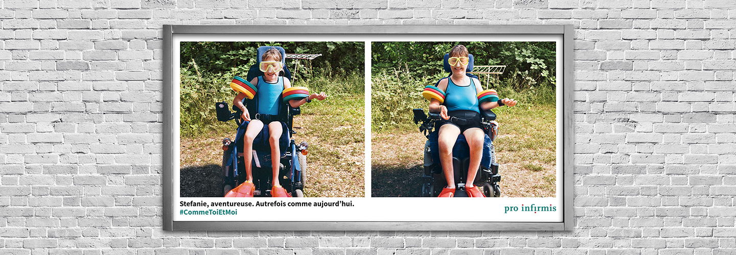 Stefanie, aventureuse. Autrefois comme aujourd’hui. À gauche, une fillette dans son fauteuil roulant, en maillot de bain, avec des ailerons, des palmes et des lunettes de plongée. À droite, la même personne désormais adulte rejoue la scène.