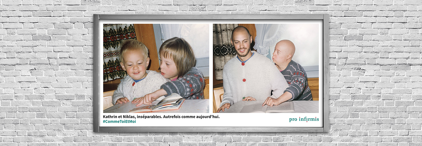 Kathrin und Niklas, inséparables. Autrefois comme aujourd’hui. À gauche, une fillette avec trisomie 21 montre à son frère quelque chose dans un livre. À droite, les mêmes personnes désormais adultes rejouent la scène.