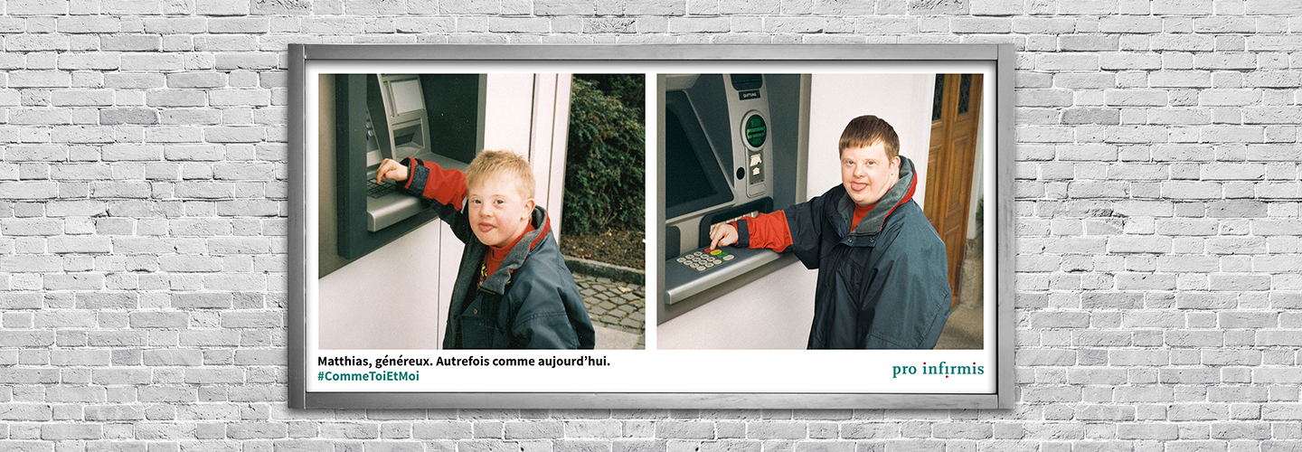 Matthias, généreux. Autrefois comme aujourd’hui. À gauche, un jeune garçon avec trisomie 21 devant un bancomat sourit à la caméra. À droite, la même personne désormais adulte rejoue la scène.