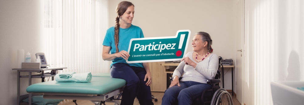 Physiothérapeute avec une patiente en fauteuil roulant