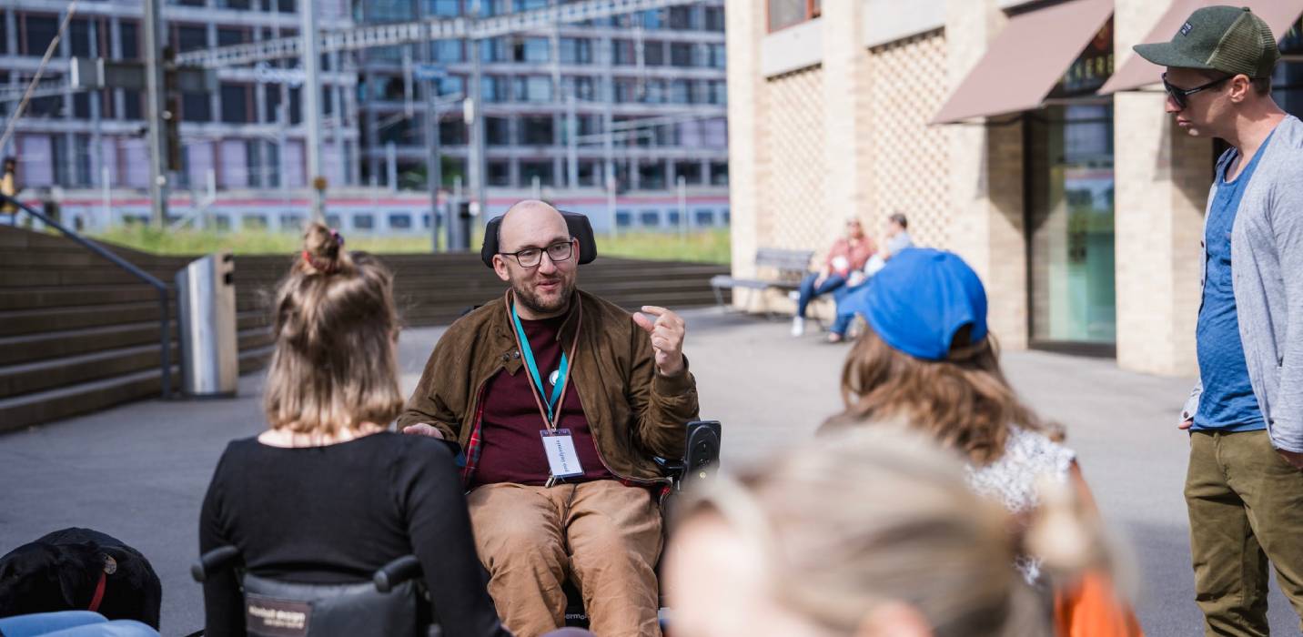 Menschen mit und ohne Rollstuhl unterwegs in Zürich
