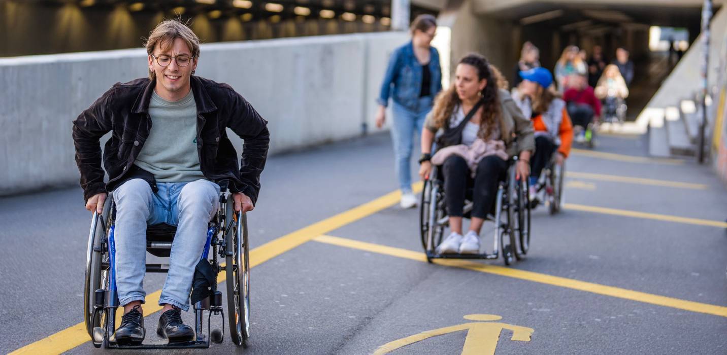 Des personnes avec et sans fauteuil roulant en route à Zurich