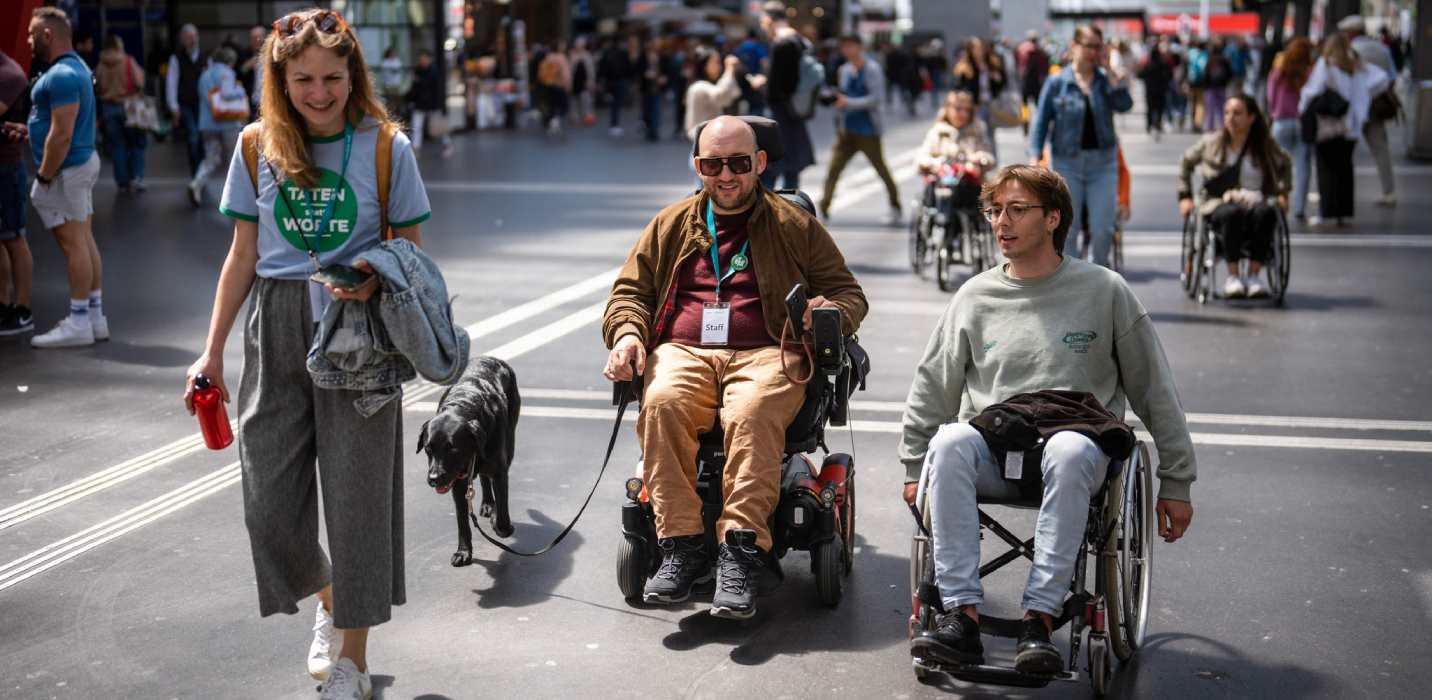 Des personnes avec et sans fauteuil roulant en route à Zurich