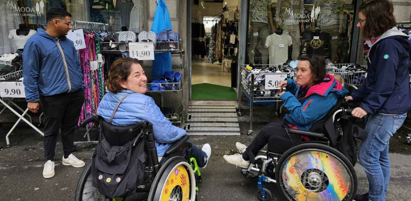 Des personnes avec et sans fauteuil roulant en route à Bellinzone
