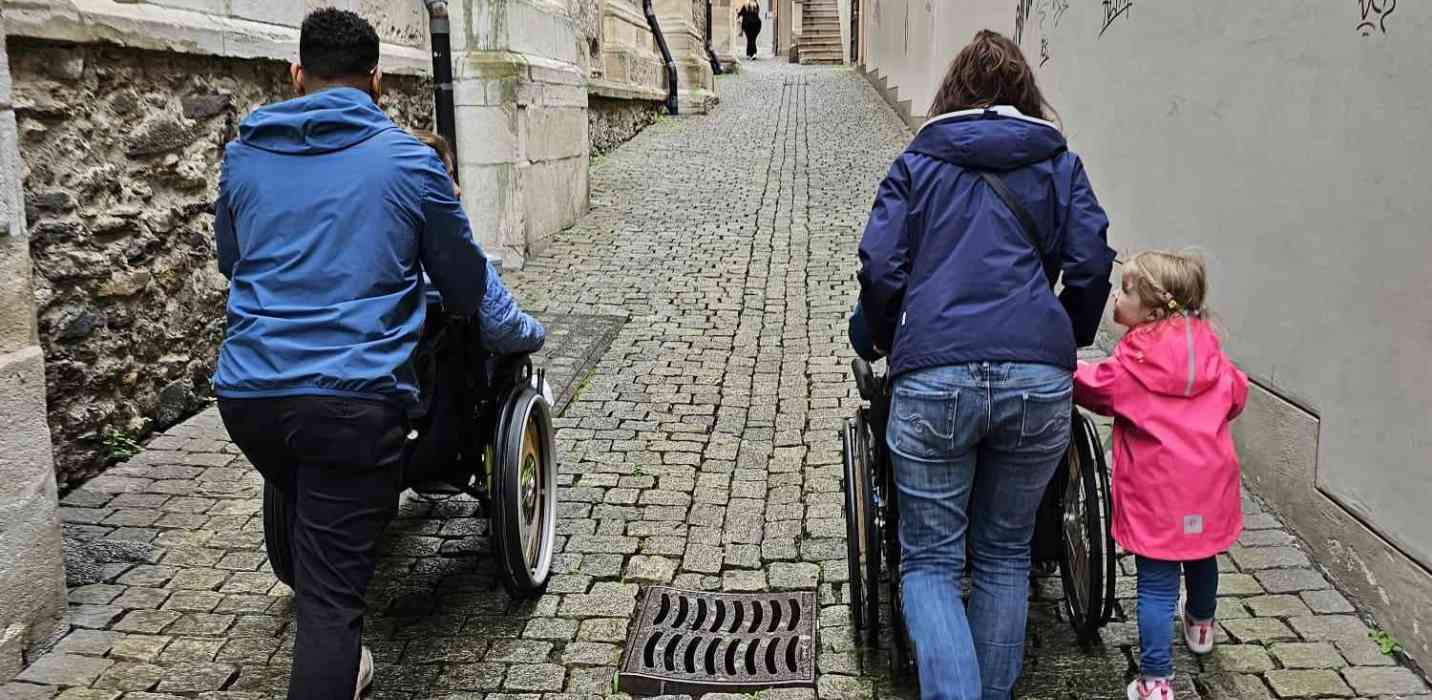 Persone con e senza sedia a rotelle in giro a Bellinzona
