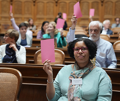 Parlamentarier*innen bei einer Abstimmung an der Behindertensession 2023