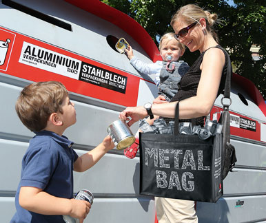 Una madre e due bambini si liberano delle lattine di alluminio